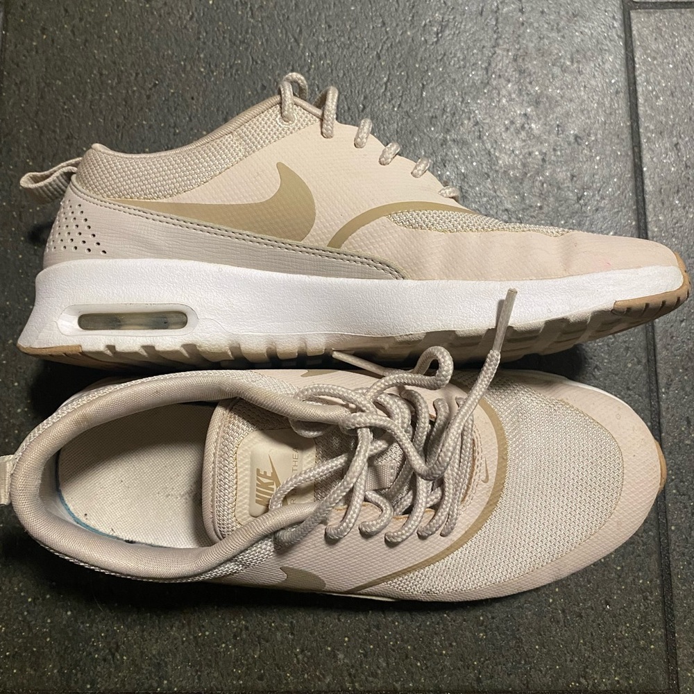 Nike air max. Cream and white